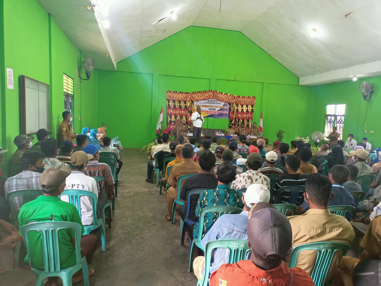 Bupati Merauke, Romanus Mbaraka sedang memberika arahan kepada ratusan Gapoktan, kepala kampung serta PPL dari Distrik Kurik serta Malind – Surya Papua/Frans Kobun