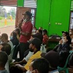 Salah seorang pengurus Gapoktan sedang menyampaikan sejumlah persoalan dalam pertemuan bersama Bupati Merauke, Romanus Mbaraka di balai Kampung Padang Raharja– Surya Papua/Frans Kobun