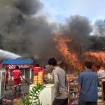 Kobaran tiga petak kios di depan Polres Merauke tadi pagi. Aparat kepolisian serta pemadam kebakaran bergerak cepat melakukan pemadaman – Surya Papua/IST