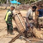 Babinsa Koramil 1707-06 Okaba, Sertu Dwi Indarwanto bantu membersihkan rumah warga setelah air pasang - Surya Papua/ist