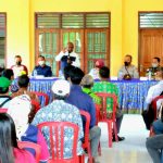 Bupati Merauke, Romanus Mbaraka sedang memberikan arahan kepada masyarakat di balai Kampung Yasa Mulya – Surya Papua/Yulius Bwariat