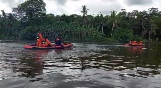 Tim gabungan SAR Timika sedang melakukan pencarian korban di air setelah diterkam buaya – Surya Papua/IST