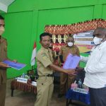 Kepala Kampung Padang Raharja, Sutarjo sedang menyerahkan dokumen pemekaran kampung kepada Bupati Merauke, Romanus Mbaraka – Surya Papua/Frans Kobun
