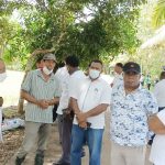 Bupati Merauke, Romanus Mbaraka bersama sejumlah pejabat di kebunnya di Kampung Sarsang – Surya Papua/Frans Kobun