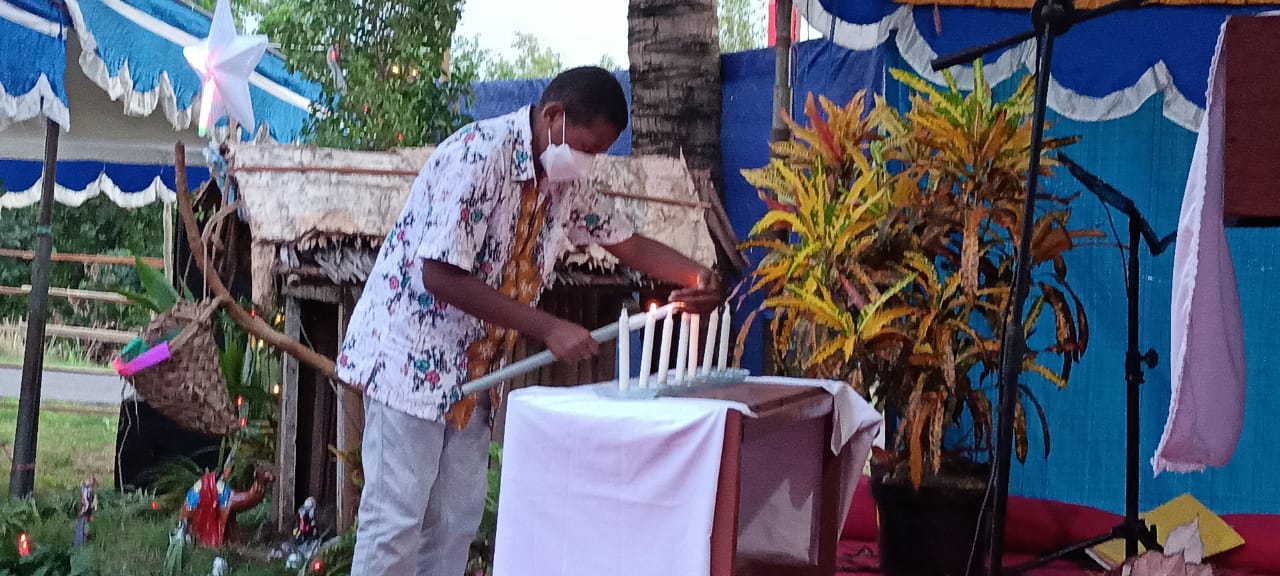 Pembakaran lilin oleh perwakilan termasuk dari anak-anak – Surya Papua/Frans Kobun