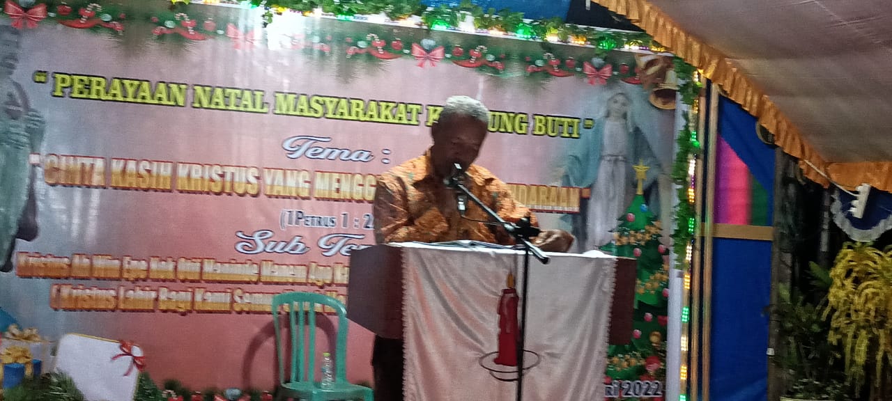 Herman Warib, mewakili ketua panitia Natal bersama sedang menyampaikan laporan – Surya Papua/Frans Kobun