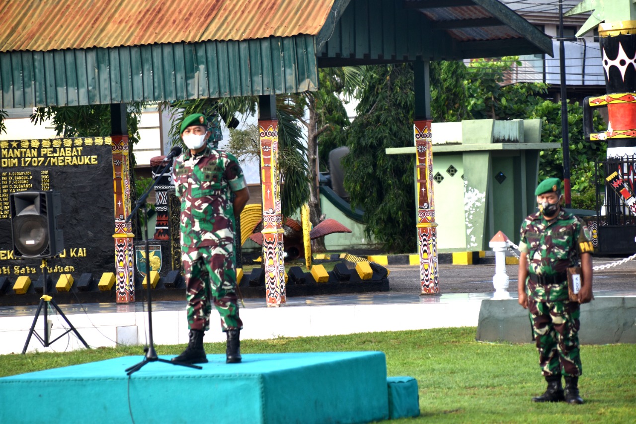 Komandan Kodim 1707/Merauke Letkol Czi Muh Rois Edy Susilo sedang berikan arahan kepada prajurit serta PNS – Surya Papua/IST
