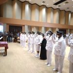 Bupati Merauke, Romanus Mbaraka sedang mengambil sumpah dan janji kepada 40 kepala kampung – Surya Papua/Yulianus Bwariat
