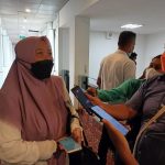 Kepala Dinas Lingkungan Hidup, Harmini saat diwawancarai sejumlah wartawan – Surya Papua/Frans Kobun