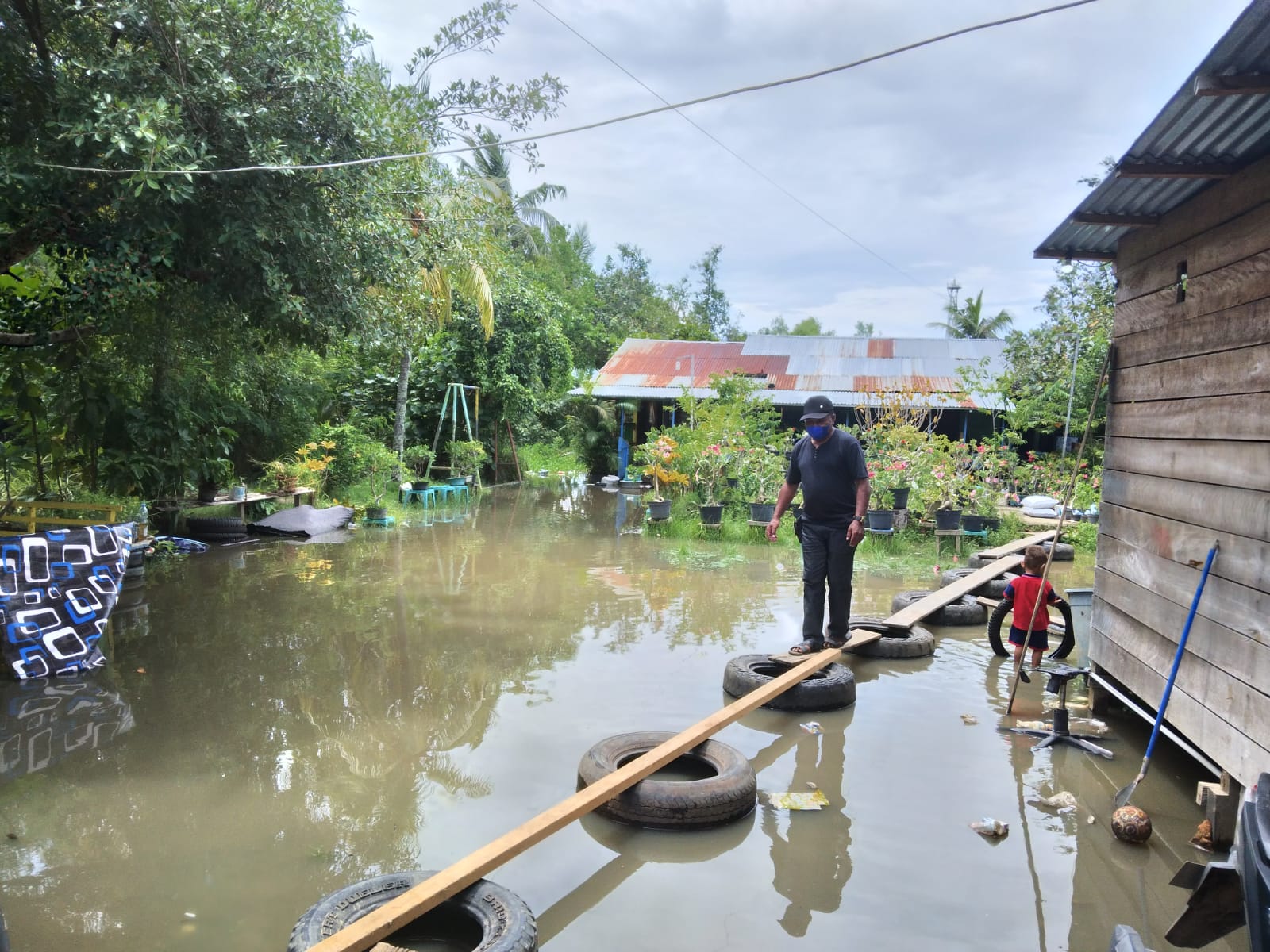 Perumahan masyarakat di salah satu RT di Kelurahan Samkai, Kabupaten Merauke yang tergenang banjir akibat dibangunnya gudang Toko Sanw