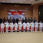 Para kepala kampung sedang foto bersama Bupati Merauke, Romanus Mbaraka serta Muspida – Surya Papua/Yulianus Bwariat
