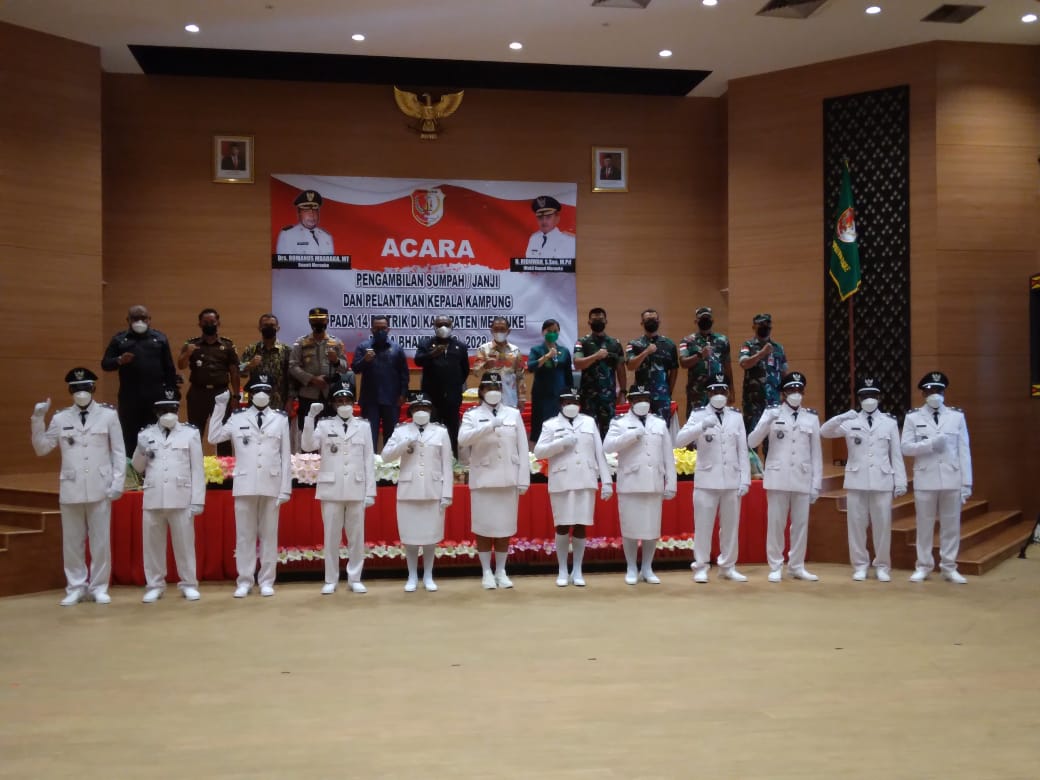 Para kepala kampung sedang foto bersama Bupati Merauke, Romanus Mbaraka serta Muspida – Surya Papua/Yulianus Bwariat