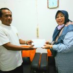Anggota DPRP, Fauzun Nihayah sedang menyerahkan dana senilai Rp 20 jepada Ketua Kerukunan Lamaholot, Paulus Peka Hayon di kediamannya – Surya Papua/Yulianus Bwariat