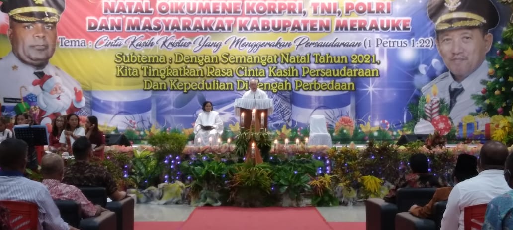 Pendeta S. Anakotta dan Pastor John Kandam memimpin Natal Oikumene di gedung Archelaus Sai – Surya Papua/Yulianus Bwariat