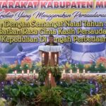 Ketua Panitia SafariDamai Natal, Elias Mite sedang memberikan laporan pada Natal Oikumene di gedung Archelaus Sai – Surya Papua/Yulianus Bwariat