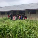 Pastor Ayustus Erasmus Lim bersama sejumlah anak sedang foto di SD Bibikem beberapa hari lalu – Surya Papua/IST
