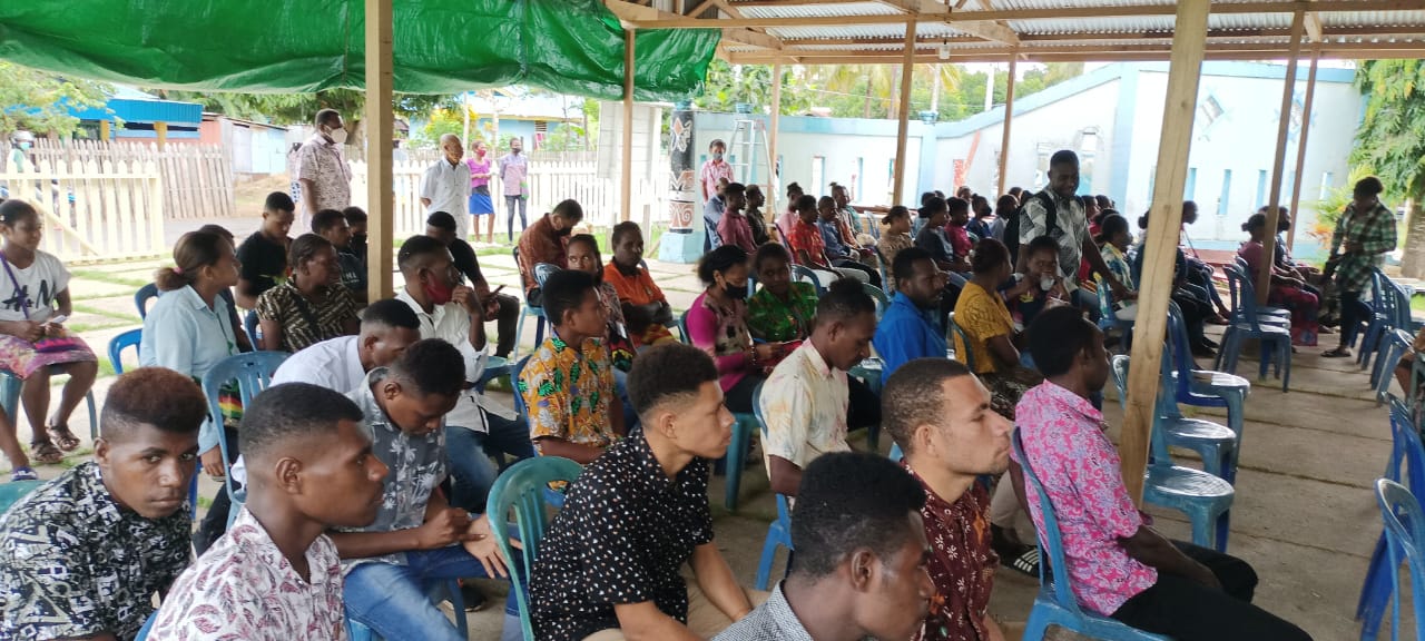 Para peserta Mapenta  yang duduk berjejer di pendopo  Gereja Santa Theresia Buti  dan siap menerima materi – Surya Papua/Frans Kobun