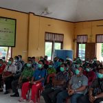 Pertemuan di balai kampung di Distrik Tanah Miring bersama Bupati Merauke, Romanus Mbaraka – Surya Papua/Frans Kobun
