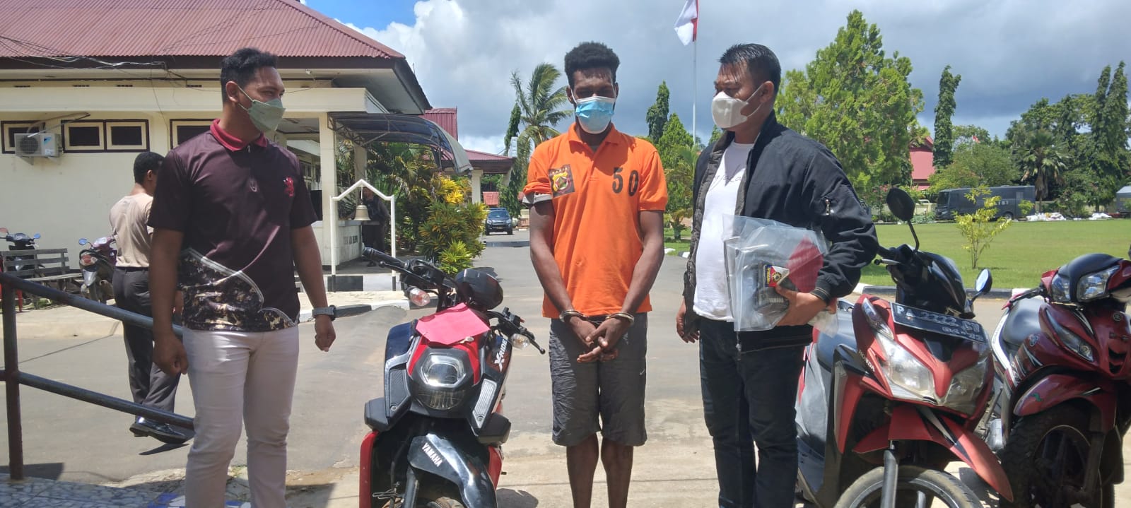 Pelaku aksi pencurian saat ditangkap Polres Merauke – Surya Papua/Yulianus Bwariat