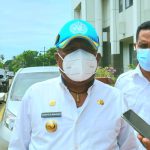 Bupati Merauke, Romanus Mbaraka saat memberikan keterangan kepada sejumlah wartawan – Surya Papua/Yulianus Bwariat