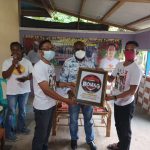 Ketua Sahabat Bowag Merauke, Mieng Virgo Gunawan didampingi sekretarisnya, sedang memberikan cinderamata kepada Bupati Merauke, Romanus Mbaraka – Surya Papua/Frans Kobun