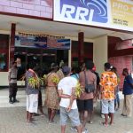 Sejumlah pemilik ulayat tanah mendatangi Kantor RRI Merauke – Surya Papua/IST