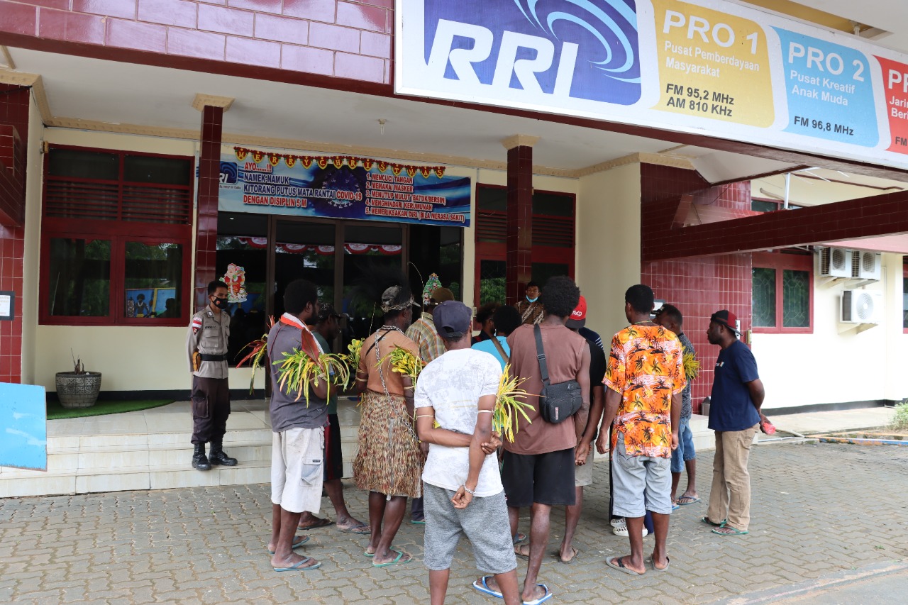 Sejumlah pemilik ulayat tanah mendatangi Kantor RRI Merauke – Surya Papua/IST