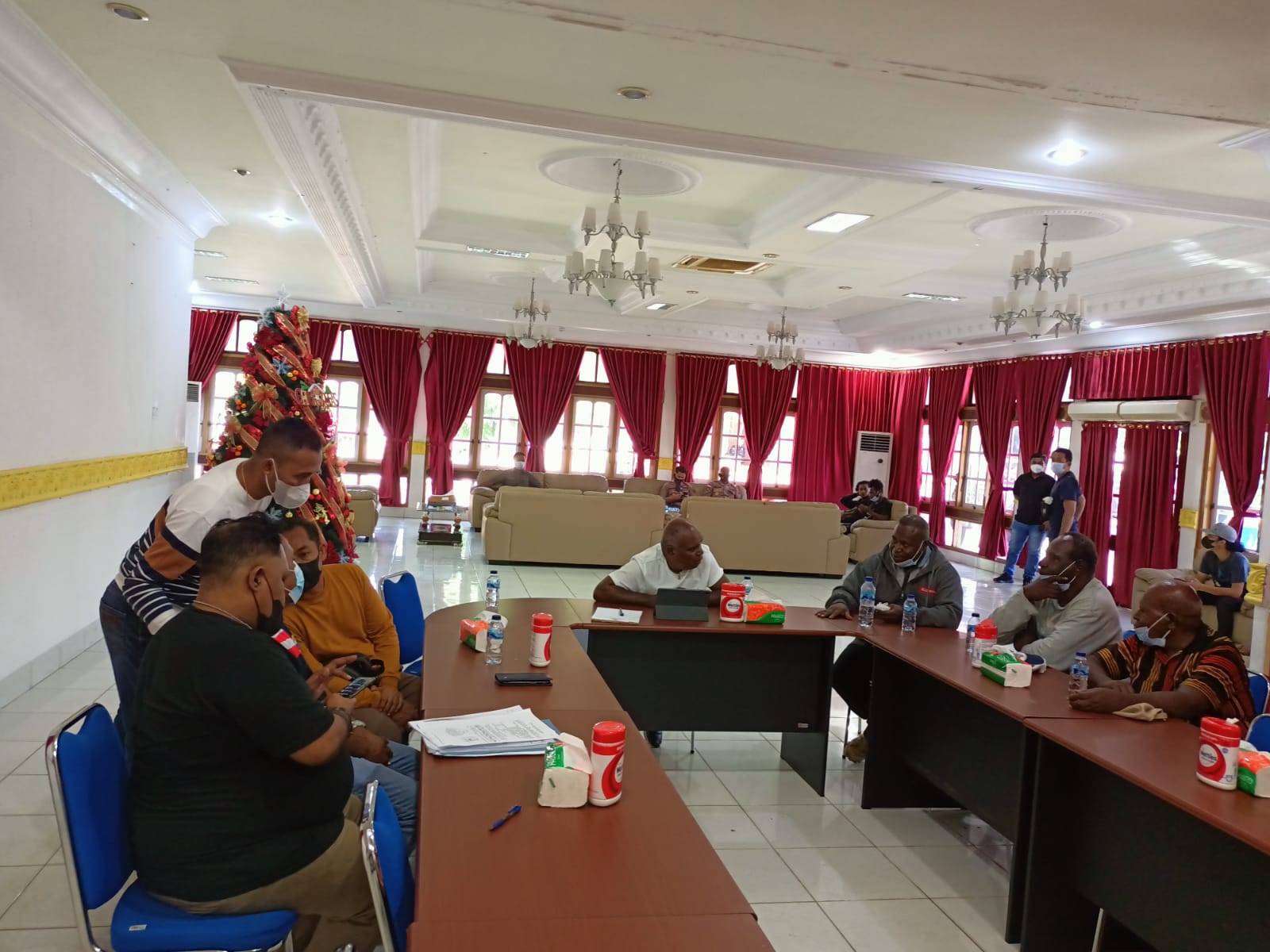 Pertemuan Bupati Merauke dengan pemilik ulayat di Gedung Negara – Surya Papua/Frans Kobun