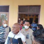 Bupati Merauke, Romanus Mbaraka saat diwawancarai sejumlah wartawan di balai kampung Yasa Mulya, Distrik Tanah Miring – Surya Papua/Franns Kobun
