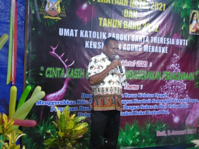 Ketua Dewan Paroki Santa Theresia Buti, Yoseph Gebze berikan sambutan –Surya Papua/Frans Kobun