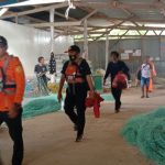 Dua ABK KM Sepakat III yang telah dievakuasi tim resue Basarnas Merauke – Surya Papua/IST