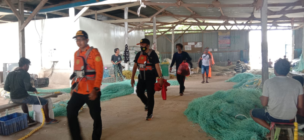 Dua ABK KM Sepakat III yang telah dievakuasi tim resue Basarnas Merauke – Surya Papua/IST