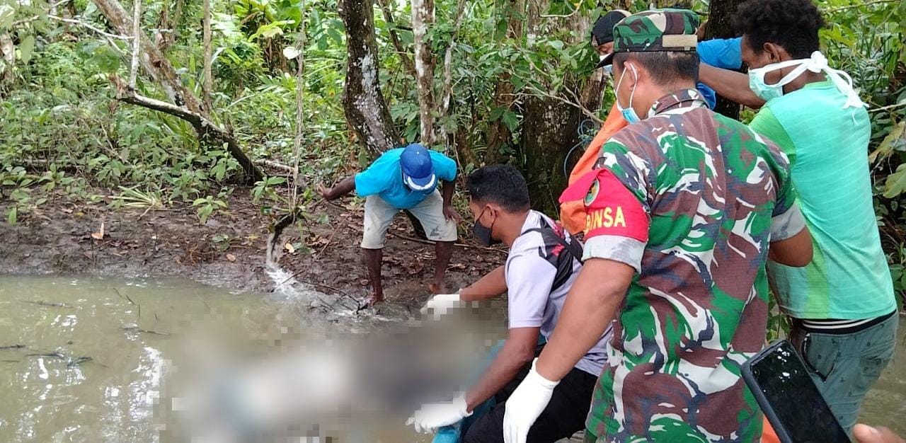 Korban Widodo sedang dievakuasi untuk dibawa ke Klinik Asiki, Kabupaten Boven Digoel – Surya Papua/IST