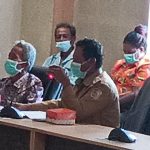 Kepala Kampung Marga Mulya, Distrik Semangga, Zubaidah Alfakir sedang berbicara di hadapan pejabat di ruang pertemuan Kantor Bupati Merauke – Surya Papua/Frans Kobun