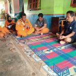 Tim SAR sedang melakukan pertemuan bersama keluarga sekaligus meyampaikan operasi pencarian Widodo dihentikan – Surya Papua/IST