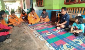 Tim SAR sedang melakukan pertemuan bersama keluarga sekaligus meyampaikan operasi pencarian Widodo dihentikan – Surya Papua/IST