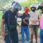 Pelaku pencurian handphone saat diamankan aparat kepolisian di Polres Mappi – Surya Papua/IST
