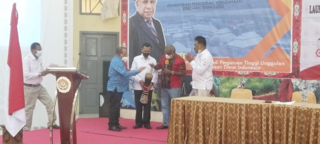 Rektor Unmus, Beatus Tambaip dan Bupati Merauke, Romanus Mbaraka sedang pukul tifa bersama – Surya Papua/Yulianus Bwariat