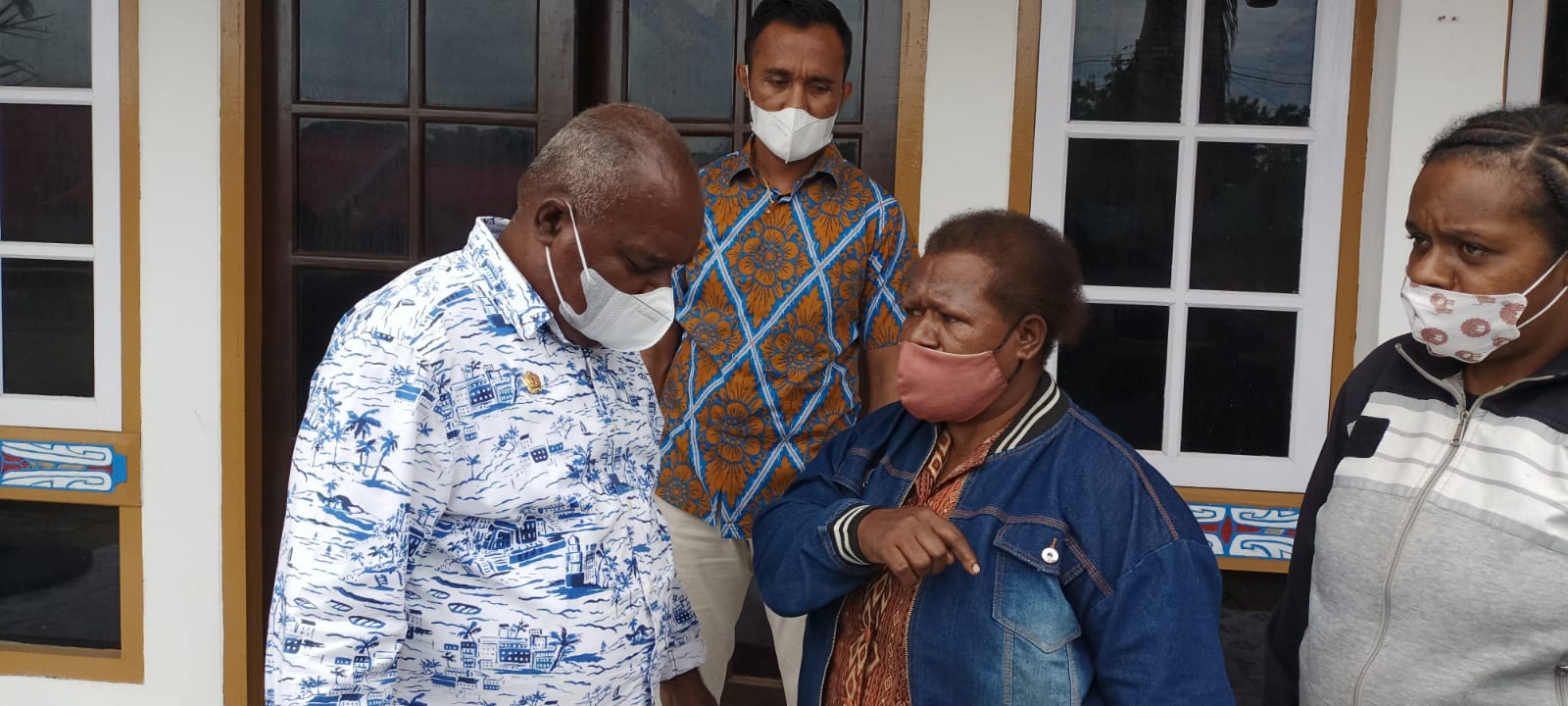 Salah seorang ibu sedang menyampaikan keluhannya kepada Bupati Merauke, Romanus Mbaraka – Surya Papua/Frans Kobun