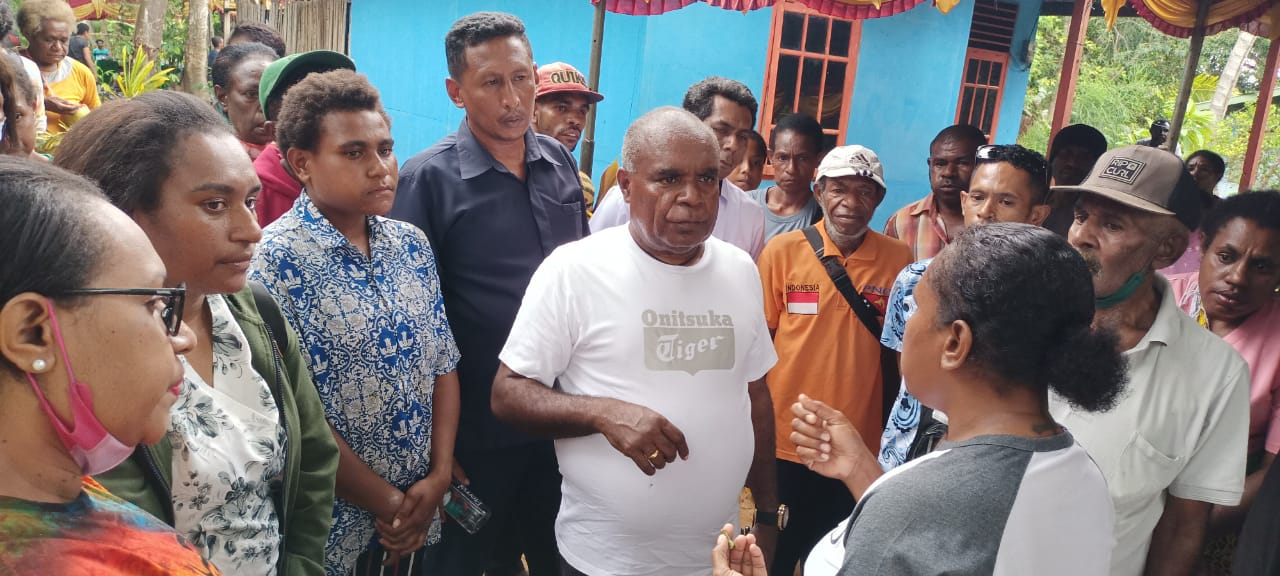 Sejumlah warga saat berdialog bersama Bupati Merauke, Romanus Mbaraka – Surya Papua/Frans Kobun