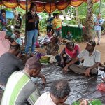 Bupati Merauke, Romanus Mbaraka didampingi Lurah Samkai, Amelia E Padwa duduk bersilah di atas terpal berdialog bersama masyarakat Marind Buti – Surya Papua/Frans Kobun
