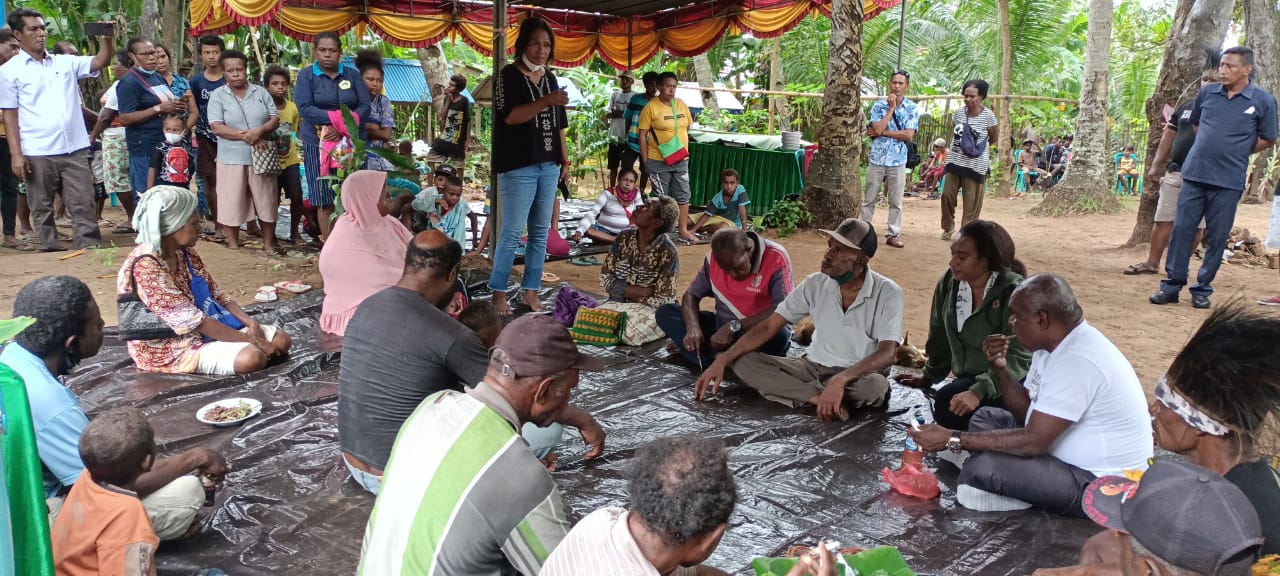 Bupati Merauke, Romanus Mbaraka didampingi Lurah Samkai, Amelia E Padwa duduk bersilah di atas terpal berdialog bersama masyarakat Marind Buti – Surya Papua/Frans Kobun