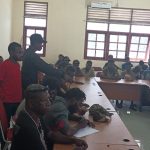 Puluhan pendayung tradisional yang mendatagi Kantor Dispora Merauke – Surya Papua/Frans Kobun