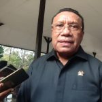 Anggota DPR RI, Sulaeman Hamzah berikan keterangan pers kepada sejumlah wartawan – Surya Papua/ Peter Ezra