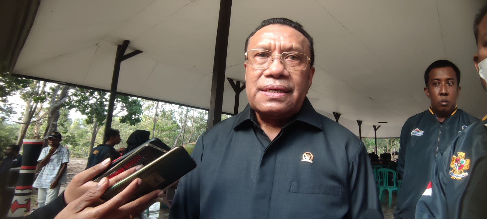 Anggota DPR RI, Sulaeman Hamzah berikan keterangan pers kepada sejumlah wartawan – Surya Papua/ Peter Ezra