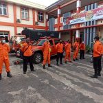 Personil dari Kantor Pencarian dan Pertolongan Merauke sedang apel untuk siap bergerak ke lokasi pencarian di sungai Kumbe – Surya Papua/IST