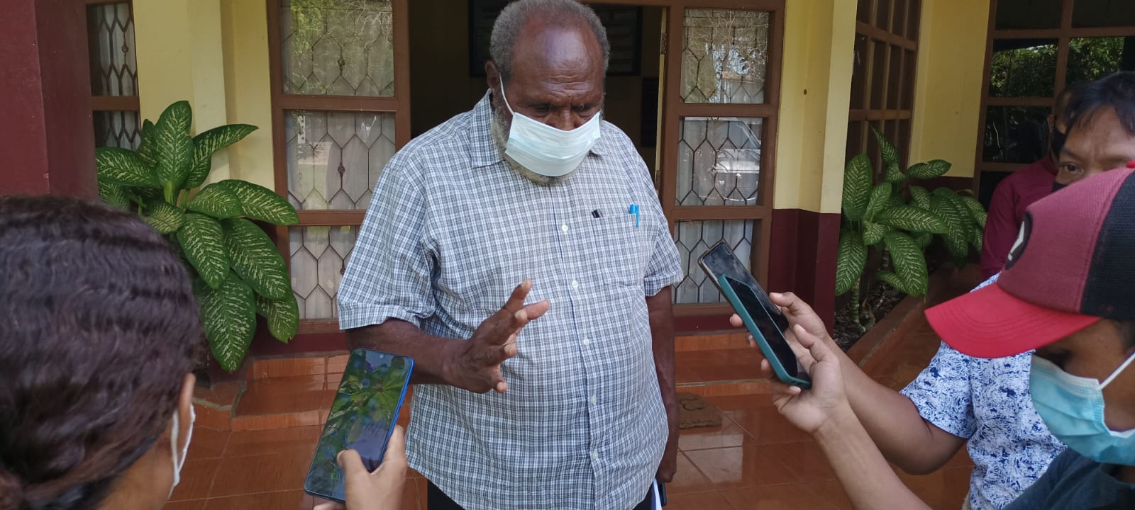 Tokoh Papua Selatan, Johanes Gluba Gebze sedang berikan keterangan pers kepada sejumlah wartawan – Surya Papua/Frans Kobun