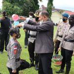 Salah seorang bintara remaja Polri sedang mandi kembang yang dilakukan Wabup Merauke, H. Riduwan – Surya Papua/Yulianus Bwariat