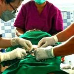 Tim medis sedang melakukan khitannan massal kepada salah seorang anak – Surya Papua/Yulianus Bwariat