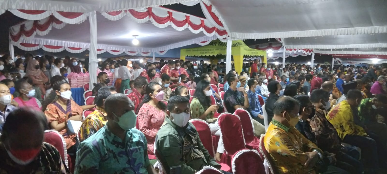 Tamu dan undangan serta masyarakat yang menghadiri syukuran HUT Merauke ke-120 tahun – Surya Papua/Yulianus Bwariat